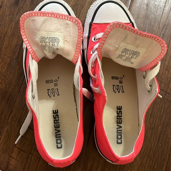 Women’s low neon pink converse. - Picture 3 of 3